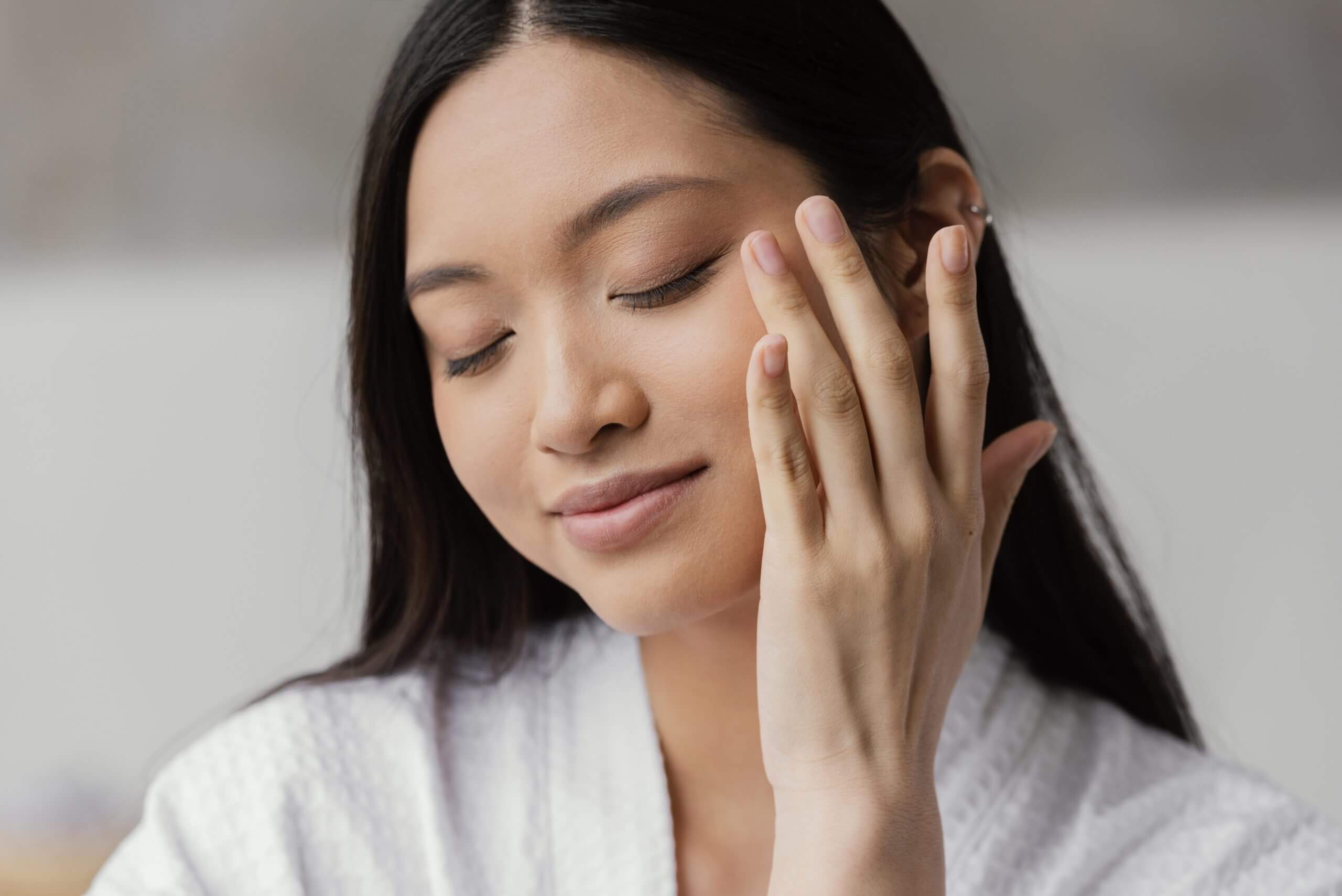 young-woman-doing-beauty-treatment